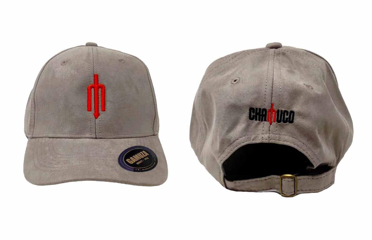 Gorra gris con tridente rojo bordado (Gamuza)