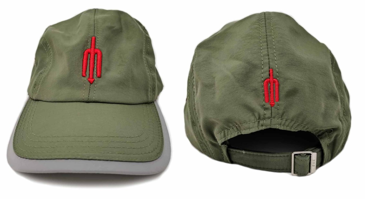 Gorra color verde olivo con visera reflejante y tridente bordado